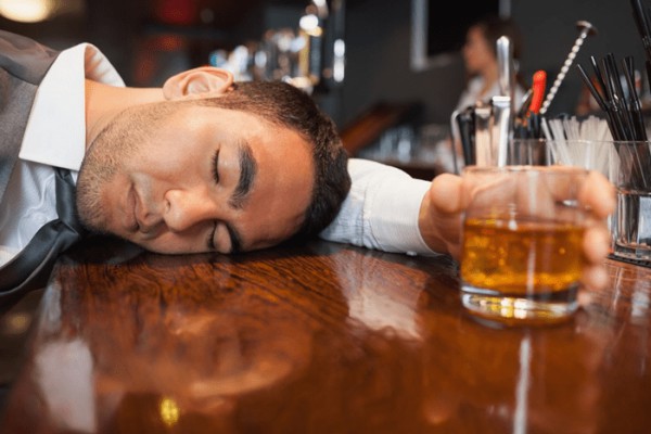 Uống rượu quá mức gây tác hại vô cùng đối với thận.